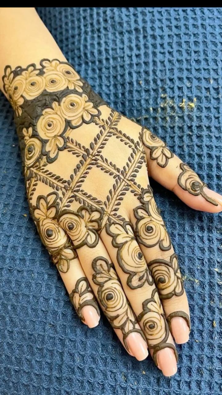 Bridesmaids often choose a light finger mehndi design