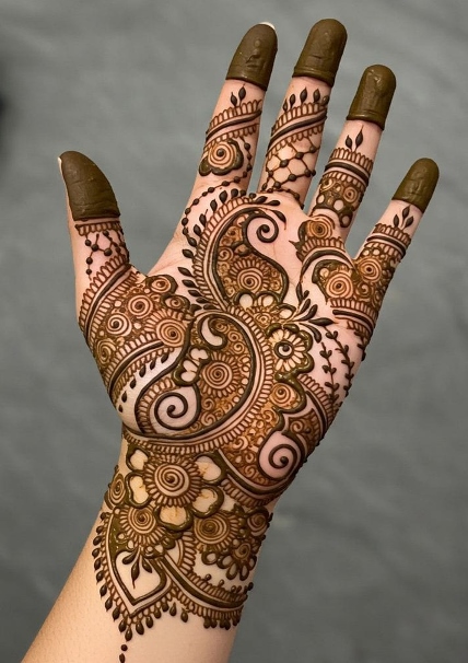 Bridesmaids often choose easy mehndi design front hand for a minimal yet classy vibe