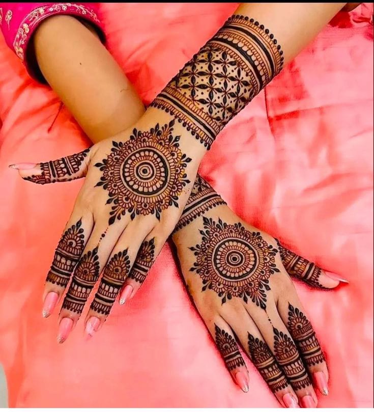 Easy lines make a simple mehndi design look clean