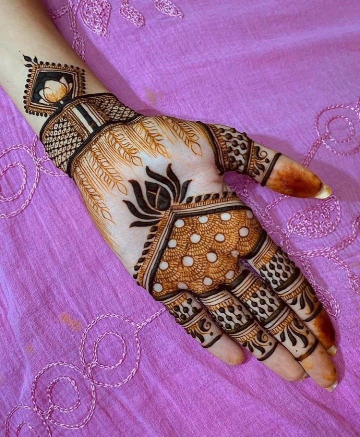 Elegant arabic mehndi design never goes out of fashion