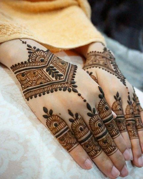 Festivals feel special with a simple mehndi design