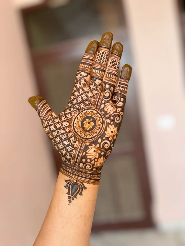 Bridal Mehndi Design looks rich and detailed