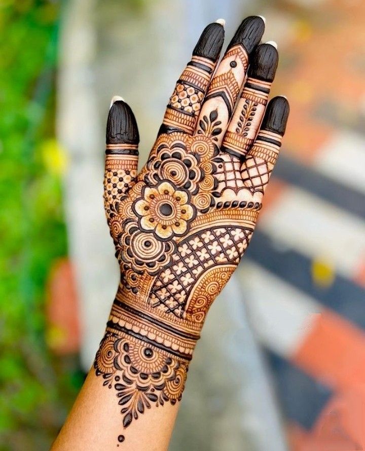 Floral Mehndi Design looks pretty for any occasion