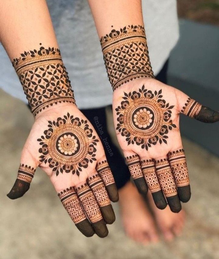 Floral arabic mehndi design is loved for its graceful patterns