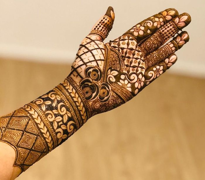 Floral patterns make a royal front hand mehndi design more graceful