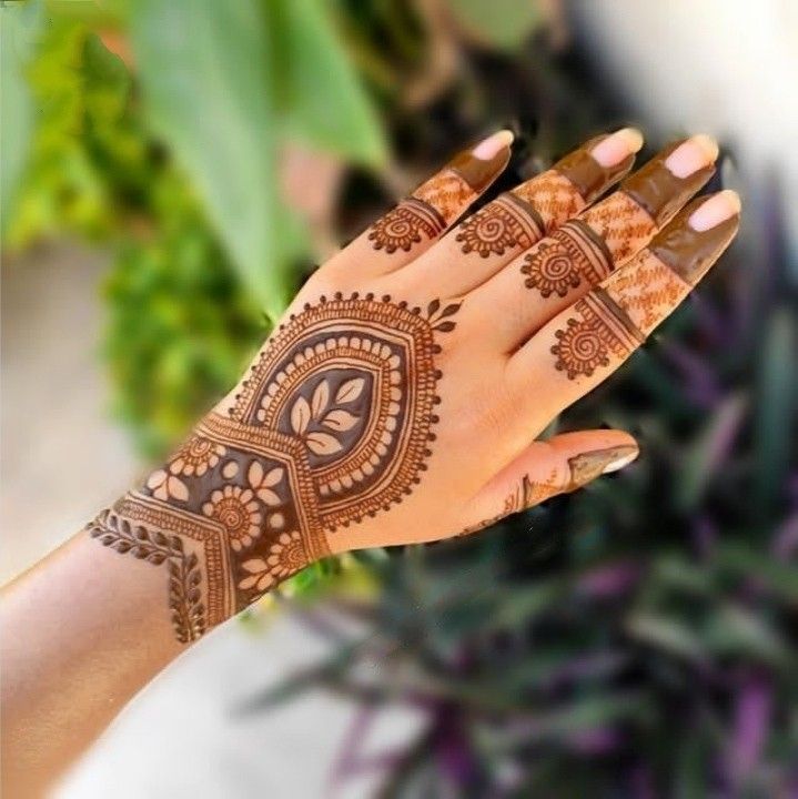 Floral patterns make a simple mehndi design more attractive