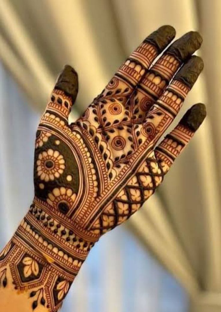 Floral trail Mehndi Design looks graceful