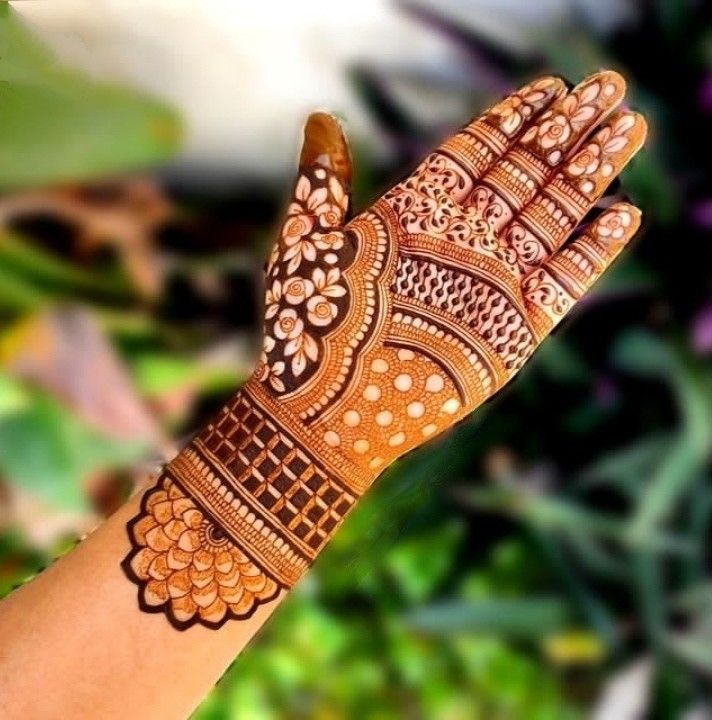 Girls love a front hand simple mehndi design for small functions