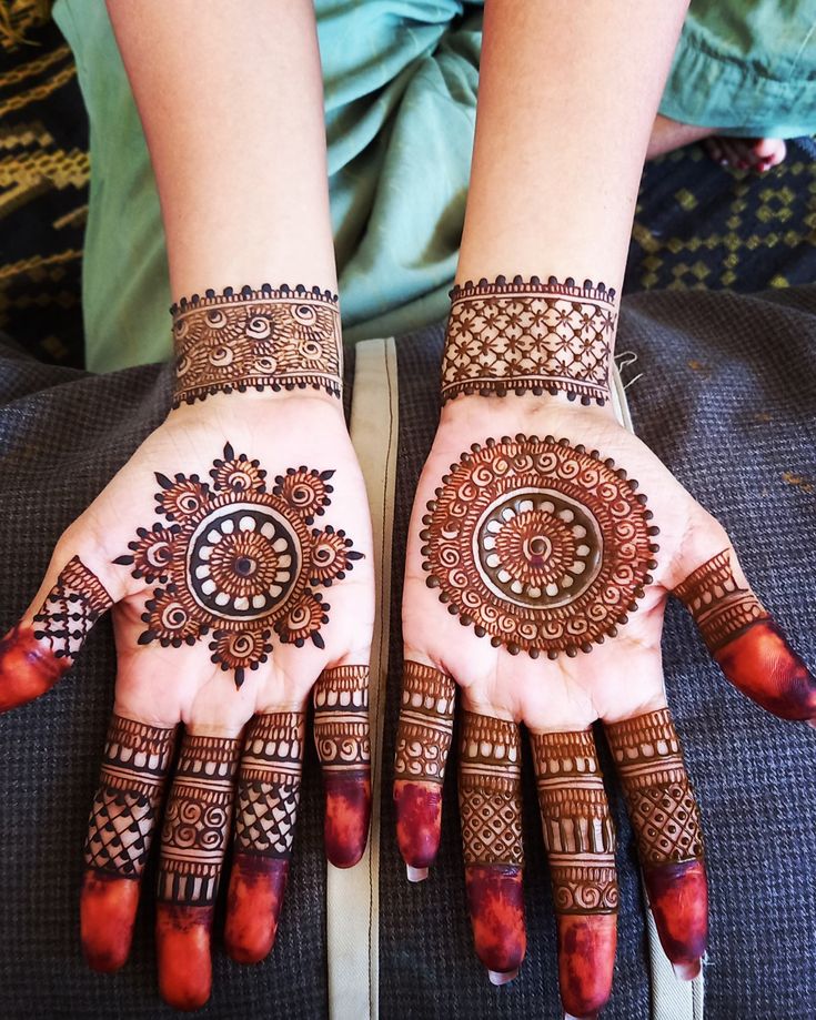Arabic mehndi design always looks bold and elegant on hands