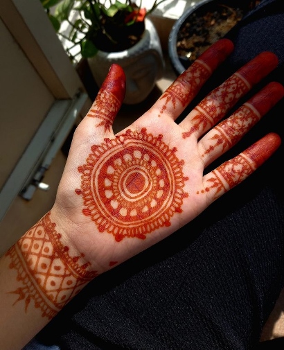 Girls often choose an easy mehndi design for a neat and elegant look