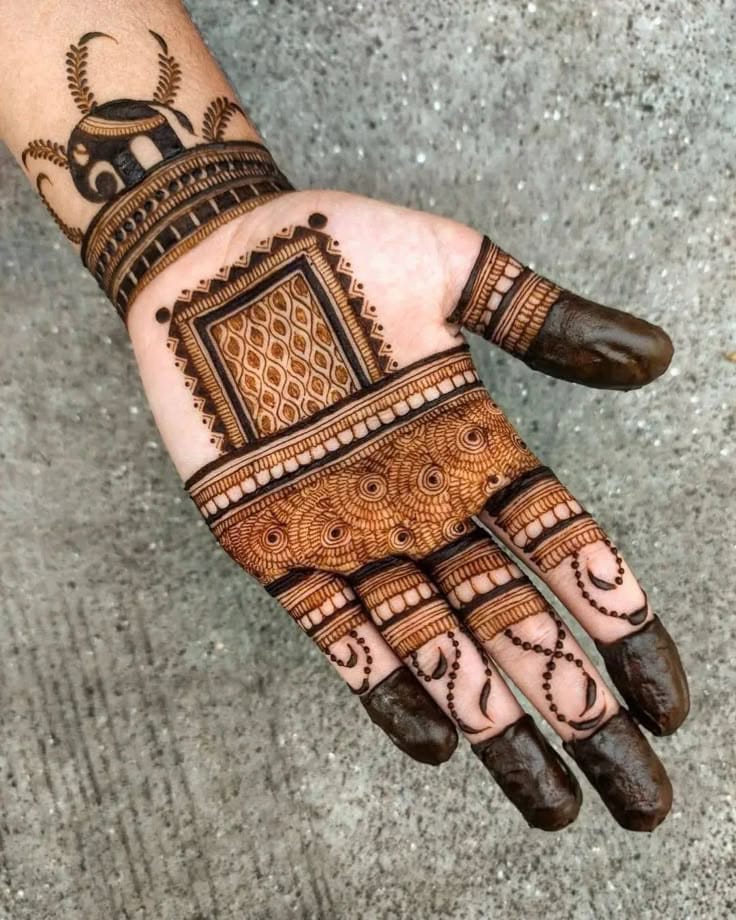Heavy arabic mehndi design is ideal for weddings