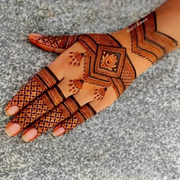 Kids love cute patterns in a simple mehndi design