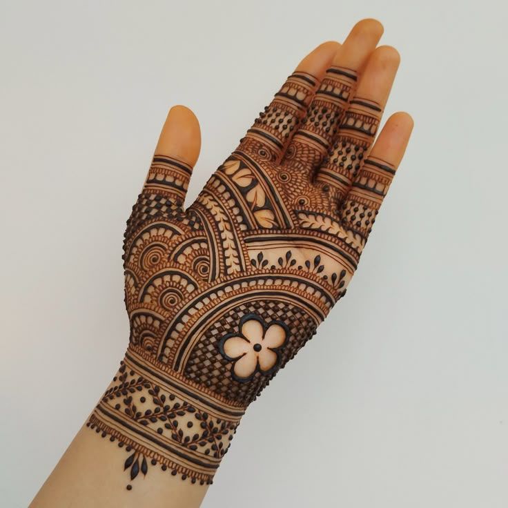 Mandala Mehndi Design gives a balanced look