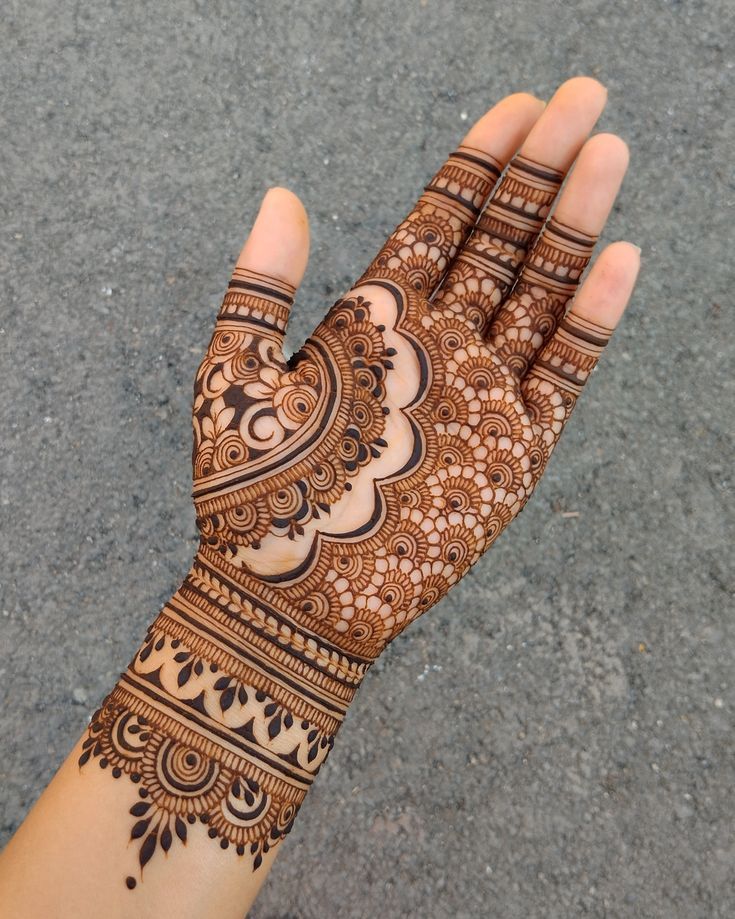 Minimal Mehndi Design is neat and classy
