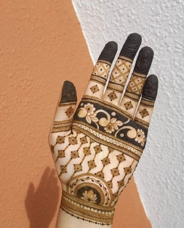 Minimal arabic mehndi design is great for daily wear