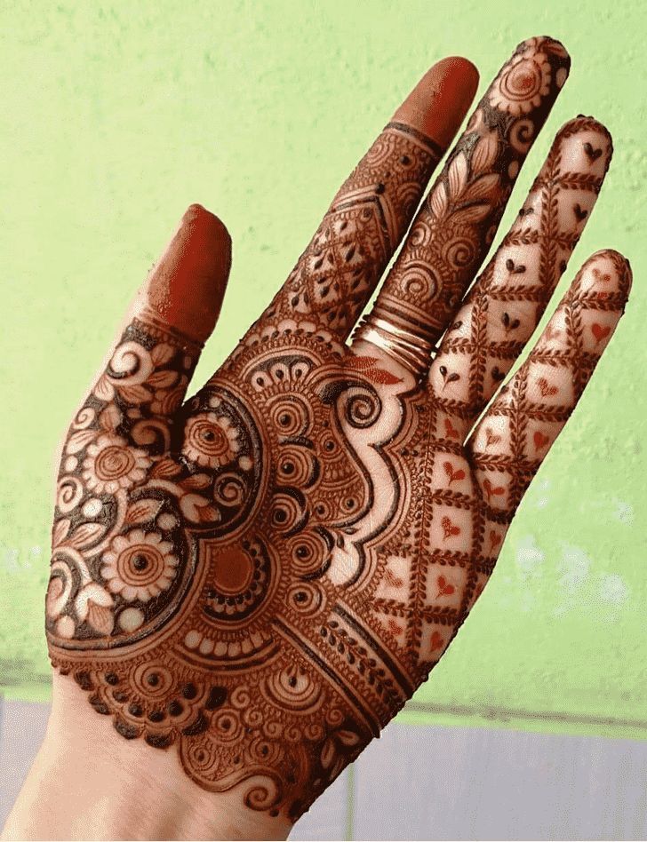Minimal lovers prefer a clean finger mehndi design