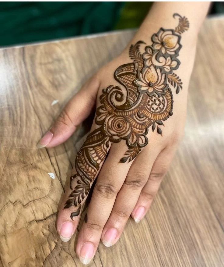 Modern trends favor a delicate finger mehndi design