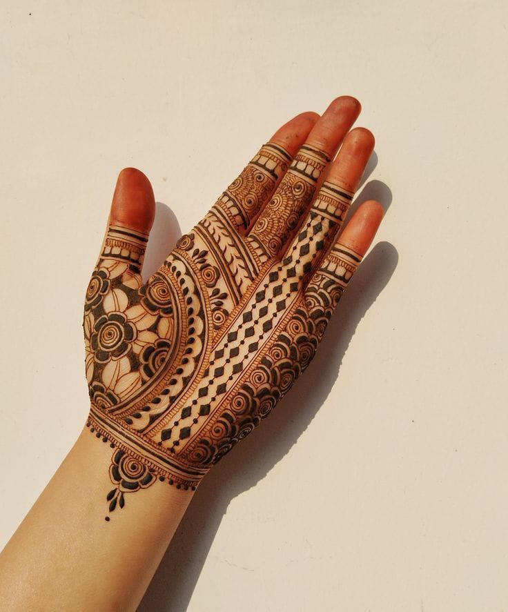 Party Mehndi Design looks fashionable