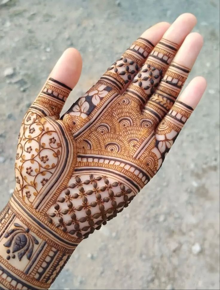 Simple Mehndi Design is ideal for quick festive styling
