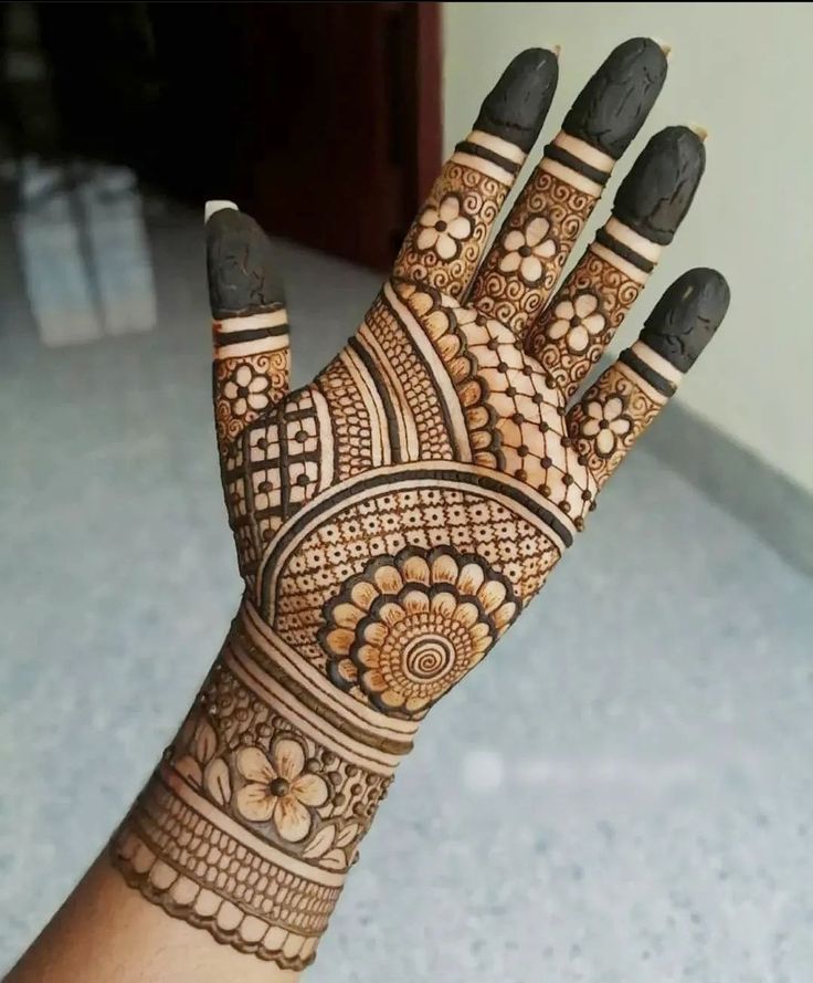 Simple arabic mehndi design is perfect for beginners