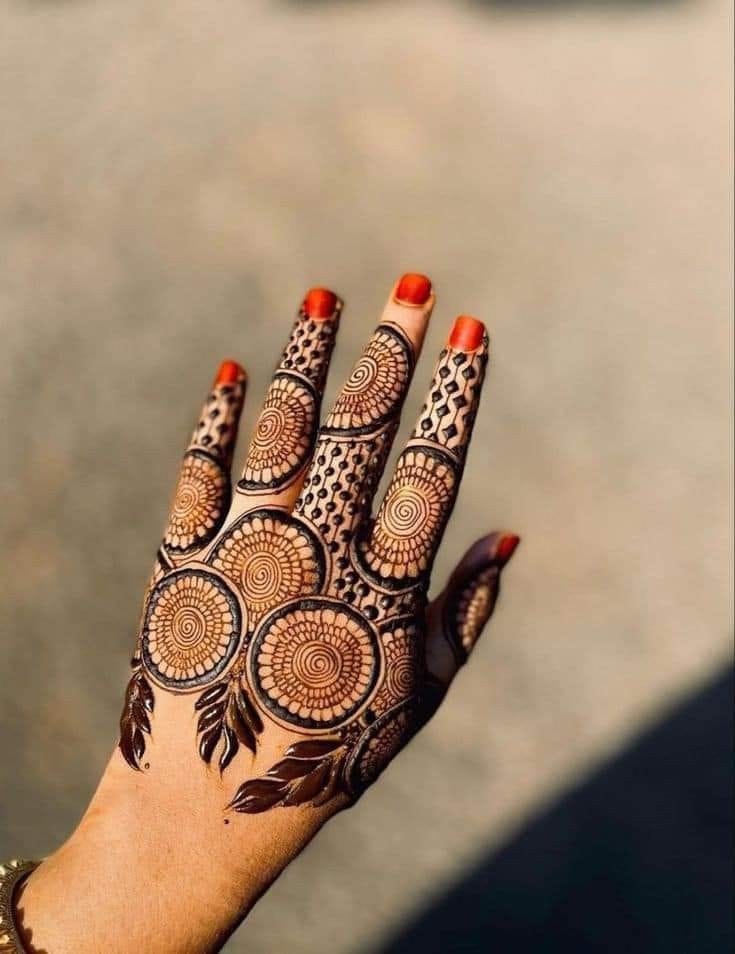 Simple lines make a finger mehndi design attractive