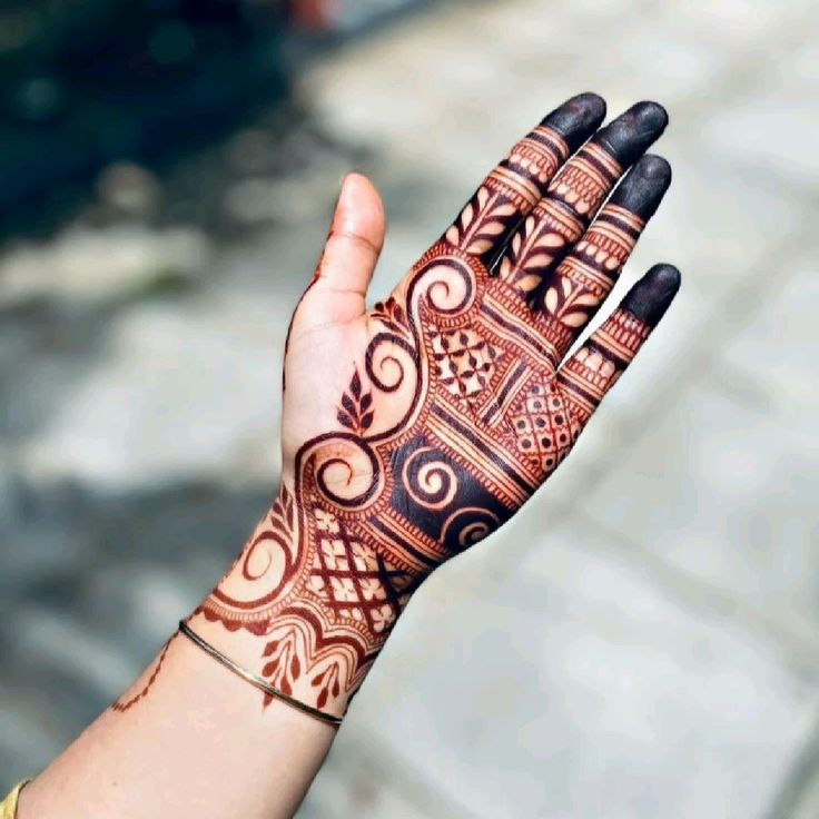 Trendy Mehndi Design attracts attention