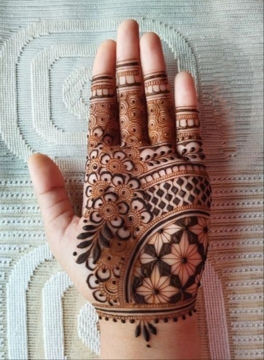 Trendy arabic mehndi design is popular on Instagram