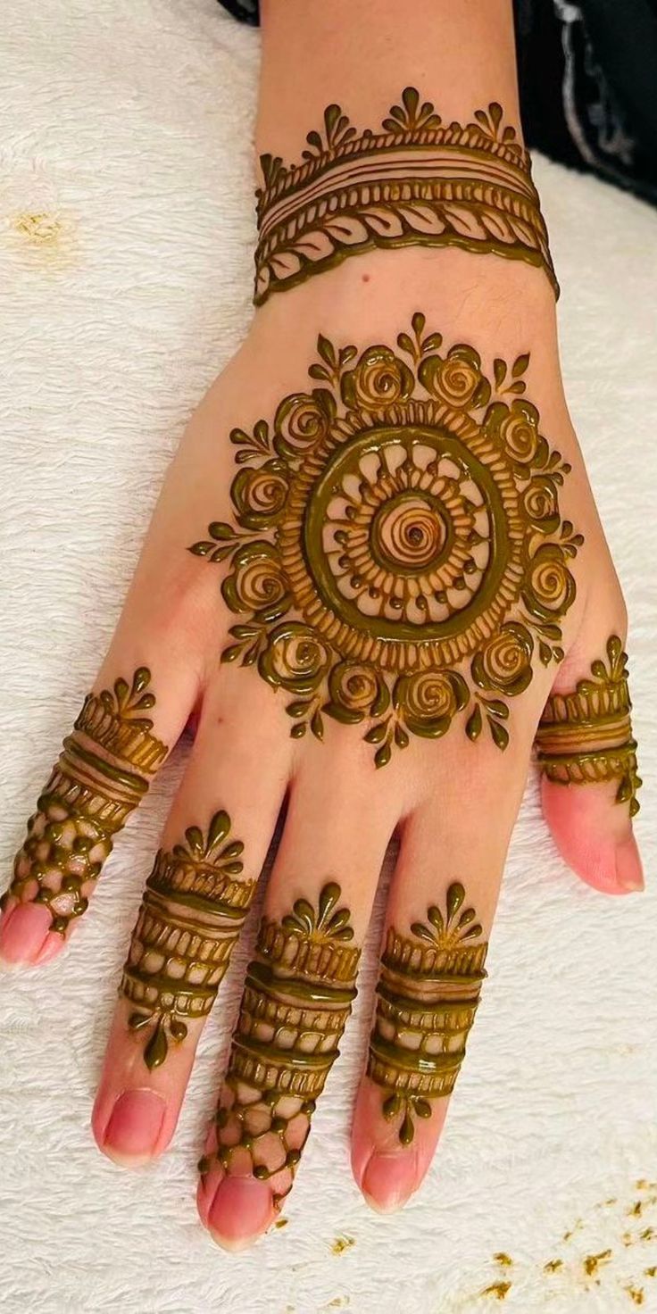 Trendy girls love a simple mehndi design look