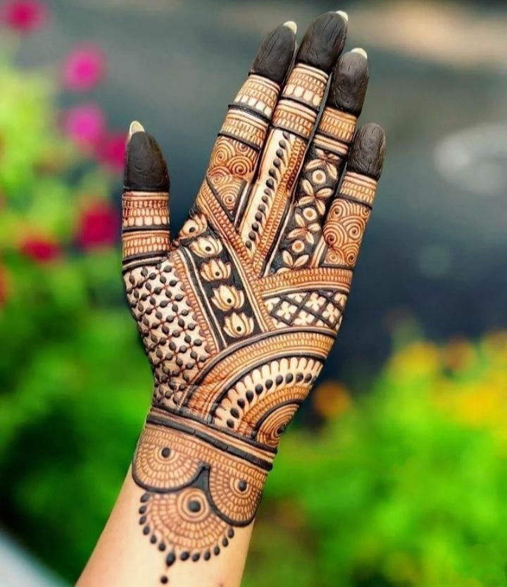 Unique Mehndi Design makes your hands stand out beautifully
