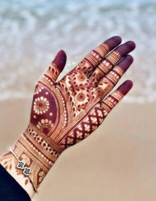 A Simple Mehndi Design keeps hands looking classy