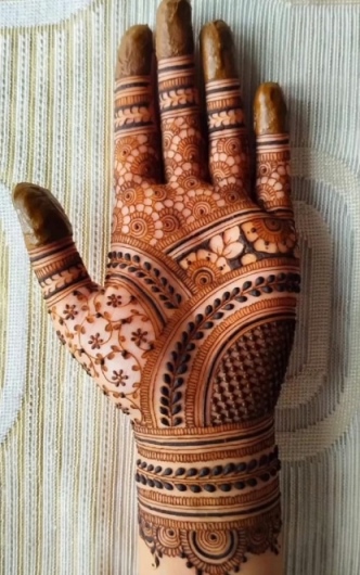 A Simple Mehndi Design looks elegant and neat on hands