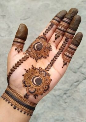 A Simple Mehndi Design looks perfect in photos