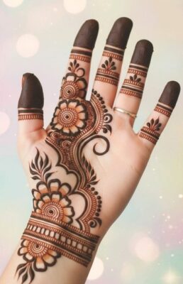 A Simple Mehndi Design matches every outfit easily