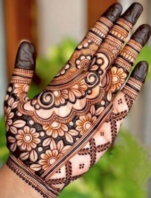 Arabic Mehndi Design gives a graceful hand appearance