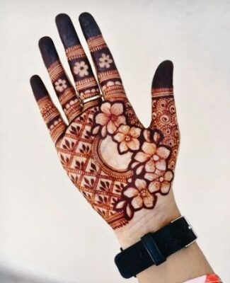Arabic Mehndi Design gives a modern traditional look