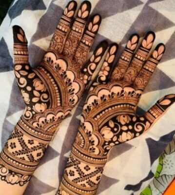 Arabic Mehndi Design highlights fingers beautifully
