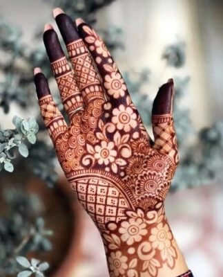 Arabic Mehndi Design is loved by young girls