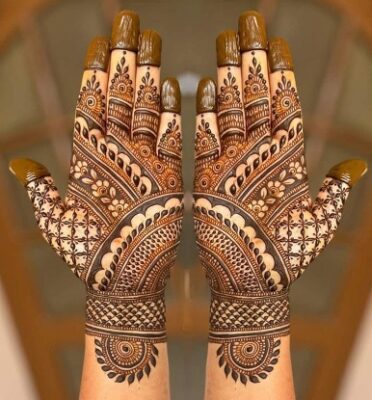 Arabic Mehndi Design keeps the hand look light and elegant
