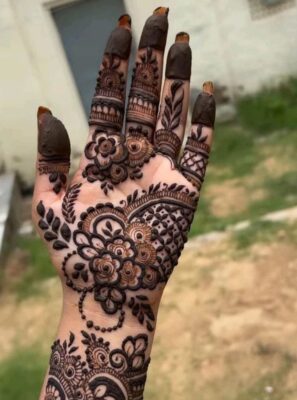 Arabic Mehndi Design looks attractive with minimal filling