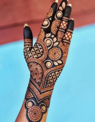 Arabic Mehndi Design looks beautiful in mehndi photos