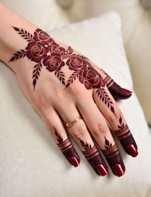 Back hands shine with a Simple Mehndi Design