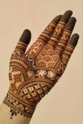 Beginners always prefer a Simple Mehndi Design to practice
