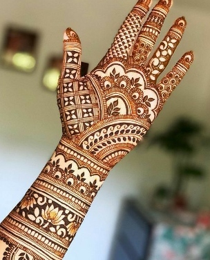 Bridal Mehndi Design gives a royal and graceful look