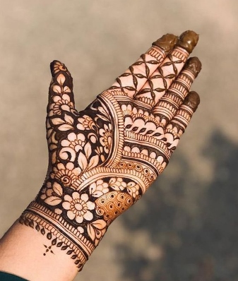 Bridal Mehndi Design looks rich and artistic