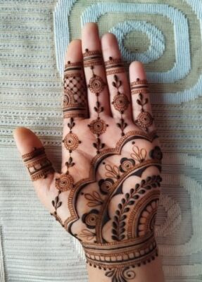 Bridesmaids often wear a Simple Mehndi Design