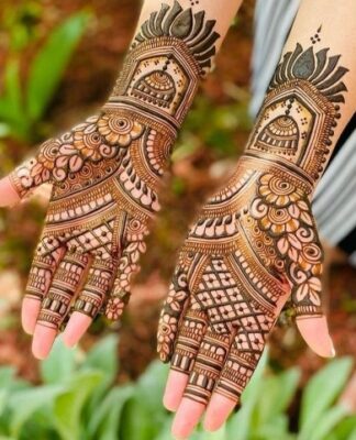 Clean Mehndi Design lines look very classy