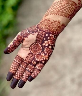 Clean patterns define a Simple Mehndi Design