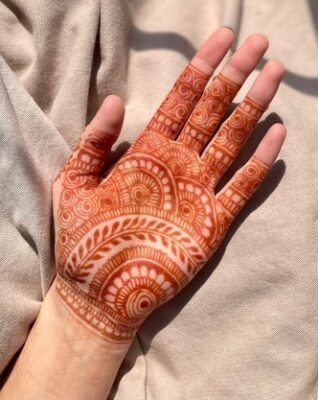 Easy Mehndi Design adds charm to hands
