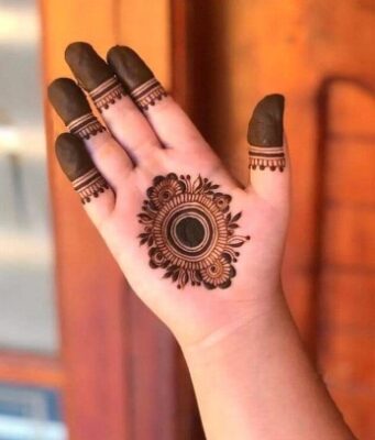 Easy Mehndi Design feels light and graceful
