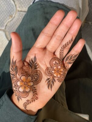 Easy Mehndi Design gives a neat hand look